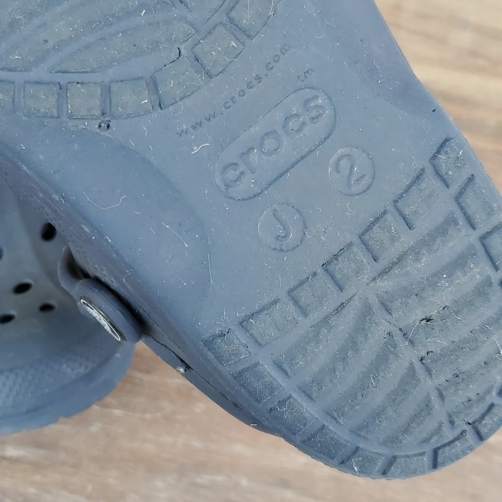 Crocs Junior boy insulated lined sandals flip flop shoes sz J2